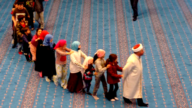 
 Cara Menyikapi Anak Kecil yang Ramai di Masjid