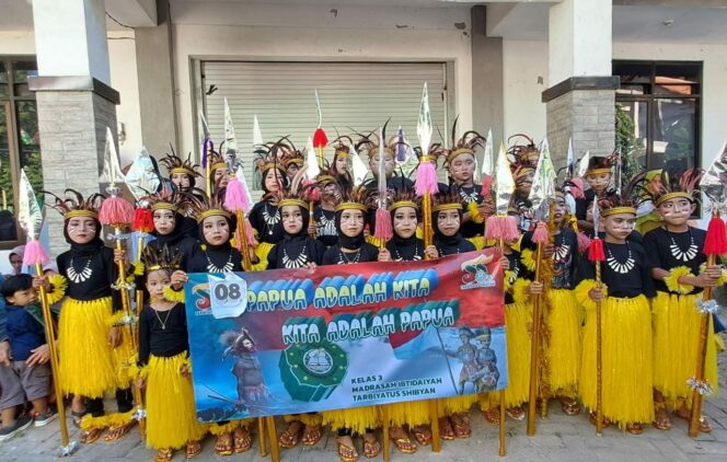 
 Sekolah di Sumenep Madura Ini Gelar Pawai Budaya, Ekspresikan Suku Nusantara