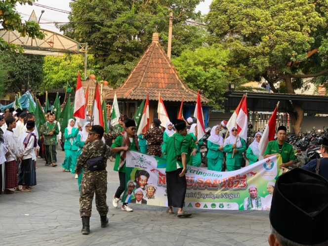 
 Cara NU Diwek Jombang Rayakan HSN 2023, Kibarkan Bendera Merah Putih dan Bendera NU di Pesantren Tebuireng