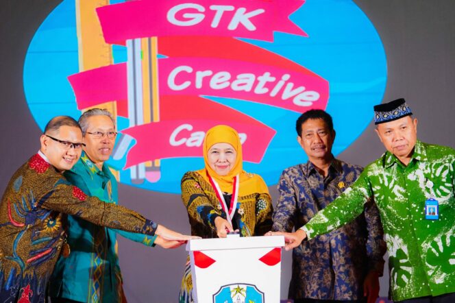 
 Gubernur Khofifah Terima Dua Penghargaan MURI saat Tutup GCC Batch-4