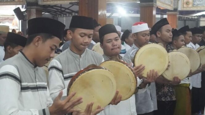 
 Sholawat 1000 Rebana Meriahkan Haul Gus Dur ke-14 di Pesantren Tebuireng