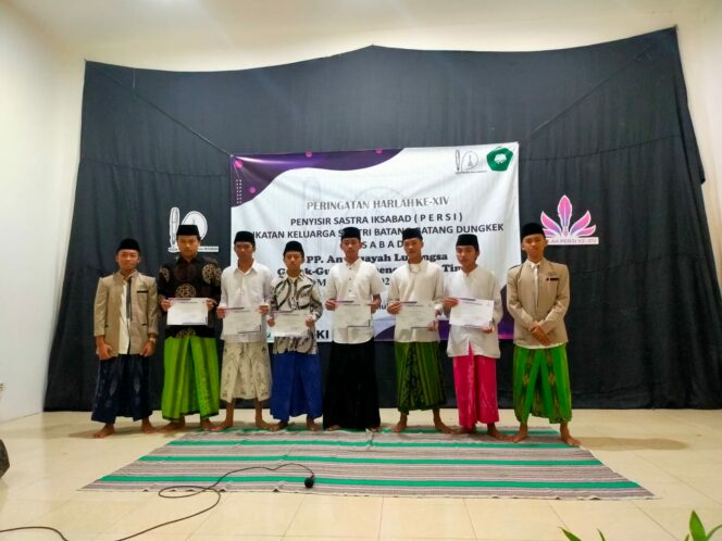 
 Pemberian penghargaan kepada anggota berprestasi bidang kepenulisan dan sastra Komunitas  Persi. 