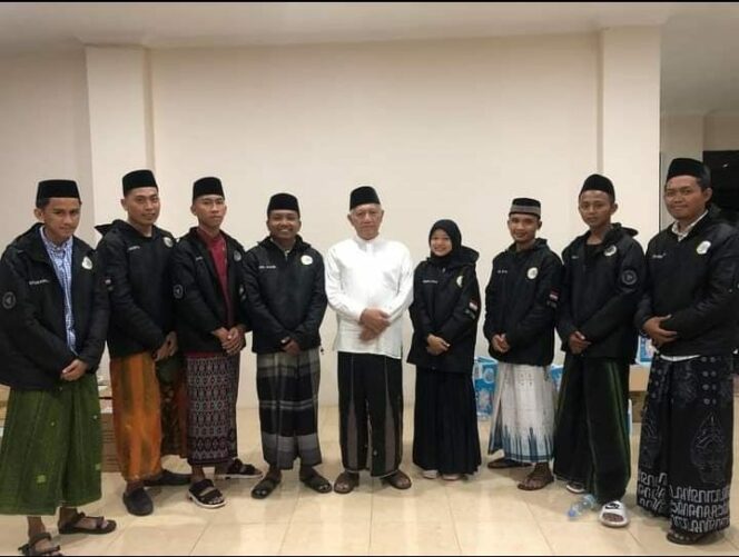 
 Duta Damai Santri Jatim Foto bersama Gus Kikin di Pesantren Tebuireng, Jombang. 