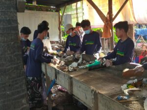 Proses pemilahan sampah di UPT Jatian 