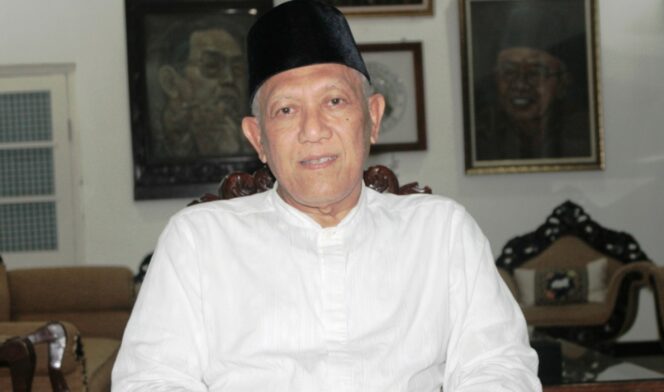 
 Pengasuh Pesantren Tebuireng Jombang, KH. Abd. Hakim Mahfudz