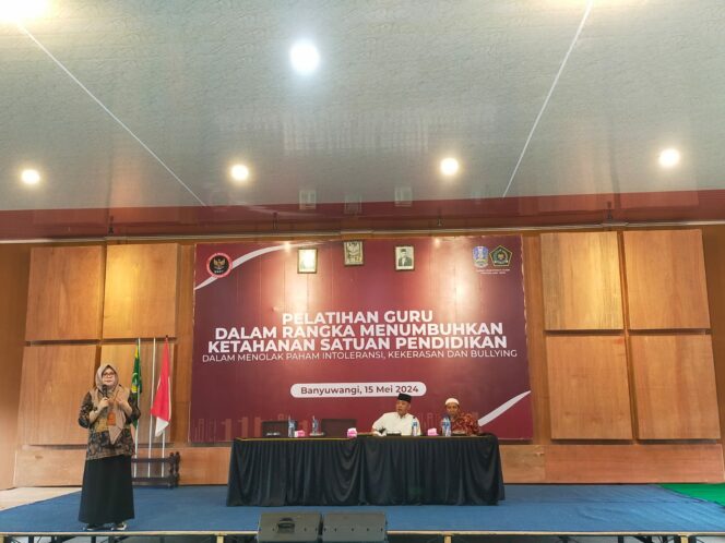 
 Materi dari Dr. Arini Indah Nihayati, tenaga Kependidikan Kemenag  Jatim