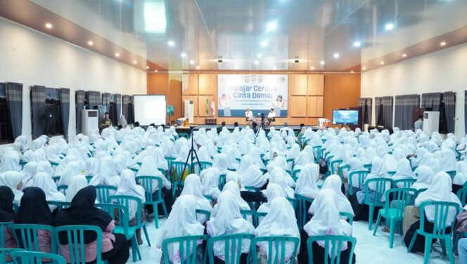
 BNPT Gelar Sekolah Damai di Pesantren Darussalam Blokagung Banyuwangi, Habib Ja’far: Islam Berpihak Penuh Pada Toleransi