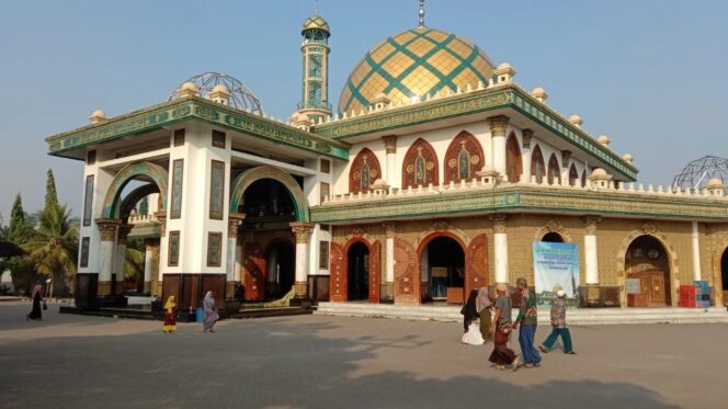 
 Masjid peninggalan Syaikhona Kholil yang berada di Demangan, Bangkalan, Madura, Jawa Timur.