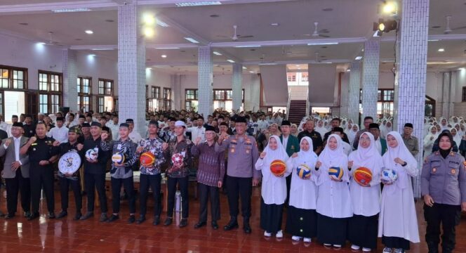 
 Ratusan santri di Kediri saat mengikuti penyuluhan wawasan kebangsaan oleh Polda Jatim