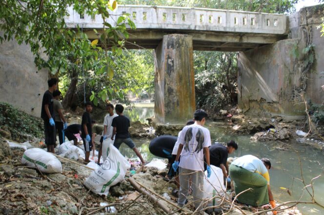 
 aksi pemuda di Sumenep saat bersihkan sampah pembalut dari sungai, Jumat 30 Agustus 2024.