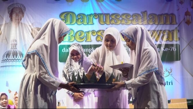 
 Meriahkan Harlah Pesantren dan Hari Santri 2024, Ponpes Darussalam Blokagung Banyuwangi Gemakan Sholawat Bareng Nyai Nur Laila